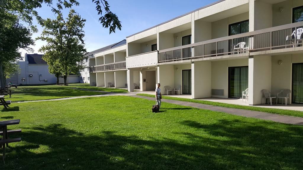 Americana Conference Resort Spa & Waterpark | restaurant | 8444 Lundys Ln, Niagara Falls, ON L2H 1H4, Canada | 9053568444 OR +1 905-356-8444