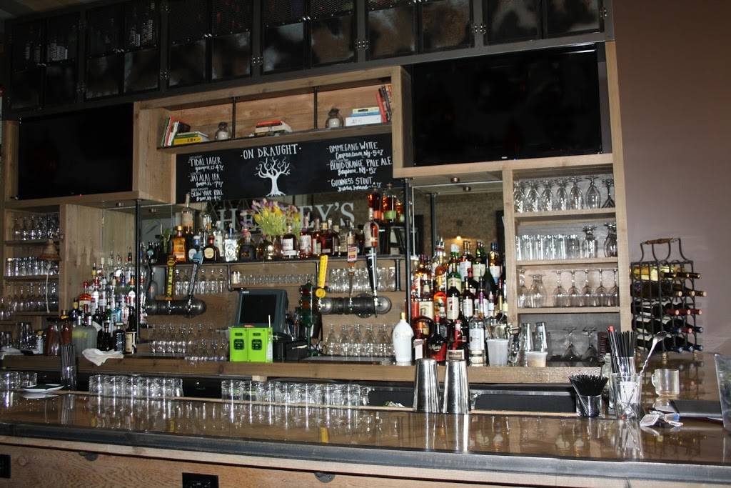 Henleys Village Tavern | restaurant | 184 Orinoco Dr, Brightwaters, NY 11718, USA | 6319680100 OR +1 631-968-0100