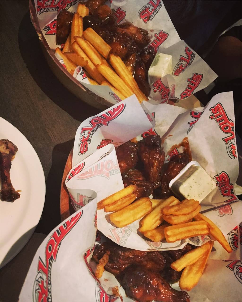 St. Louis Bar & Grill | restaurant | 444 Hollandview Trail Unit B7, Aurora, ON L4G 7Z9, Canada | 9058414445 OR +1 905-841-4445