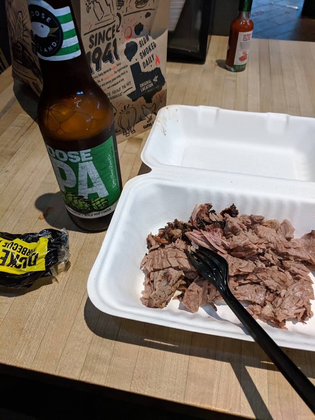 Dickeys Barbecue Pit | restaurant | Dallas Love Field Airport (DAL), 8006 Cedar Springs Road, Dallas, TX 75235, USA | 2143587277 OR +1 214-358-7277