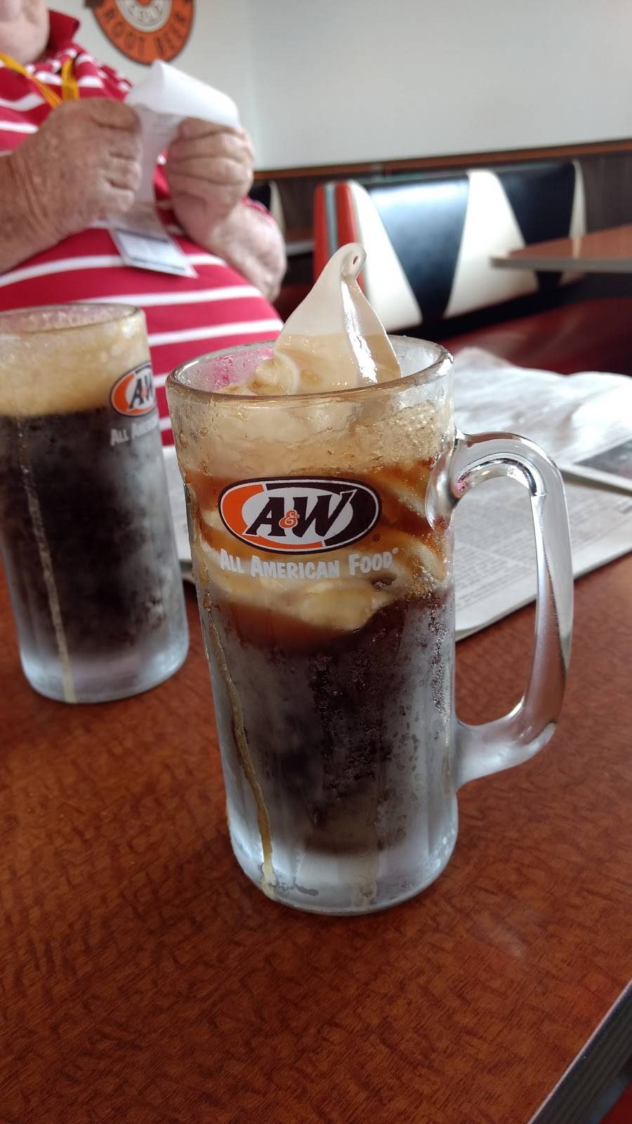 A&W Restaurant | restaurant | 2611 S Mooney Blvd, Visalia, CA 93277, USA | 5597334445 OR +1 559-733-4445
