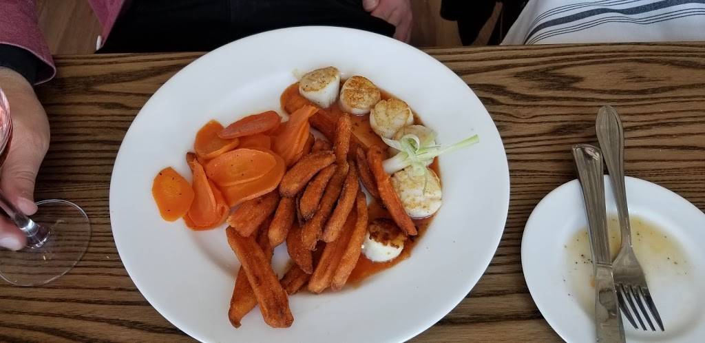 Merrills on the Waterfront | restaurant | 36 Homers Wharf, New Bedford, MA 02740, USA | 5089977010 OR +1 508-997-7010