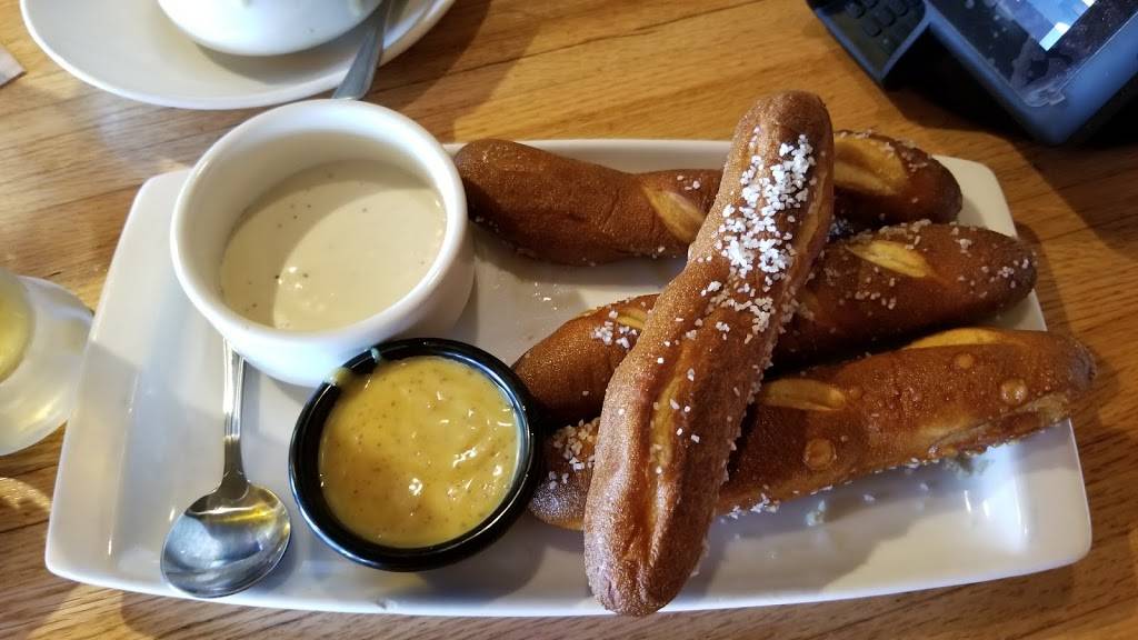 Applebees Grill + Bar | restaurant | 4040 Virginia Beach Blvd, Virginia Beach, VA 23452, USA | 7574983014 OR +1 757-498-3014