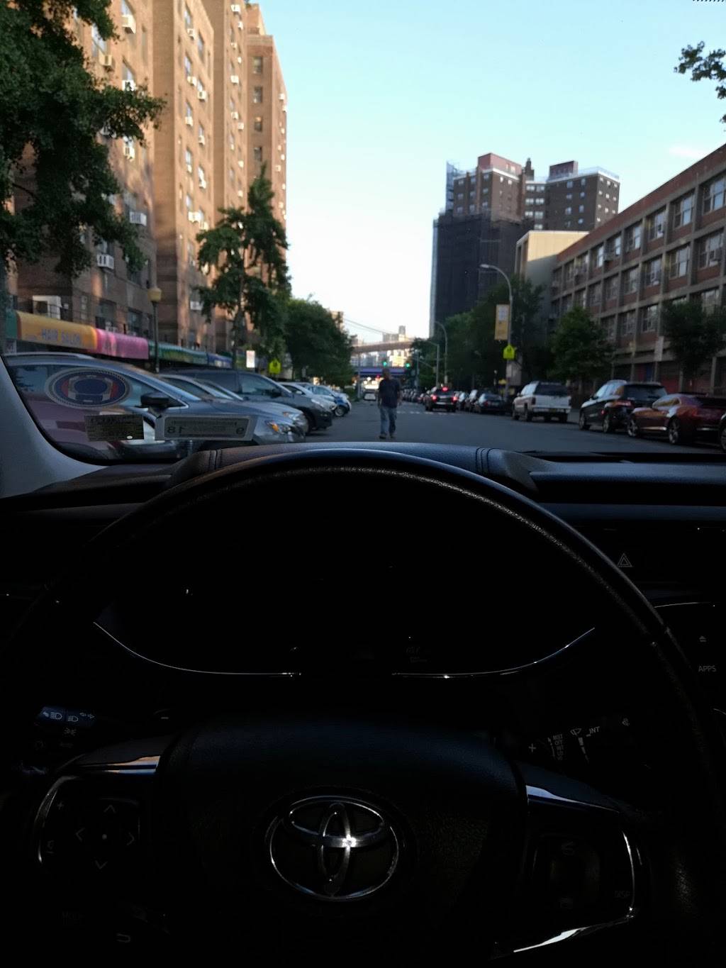 Ginos Pizza | restaurant | 81 Catherine St, New York, NY 10038, USA | 2129644533 OR +1 212-964-4533