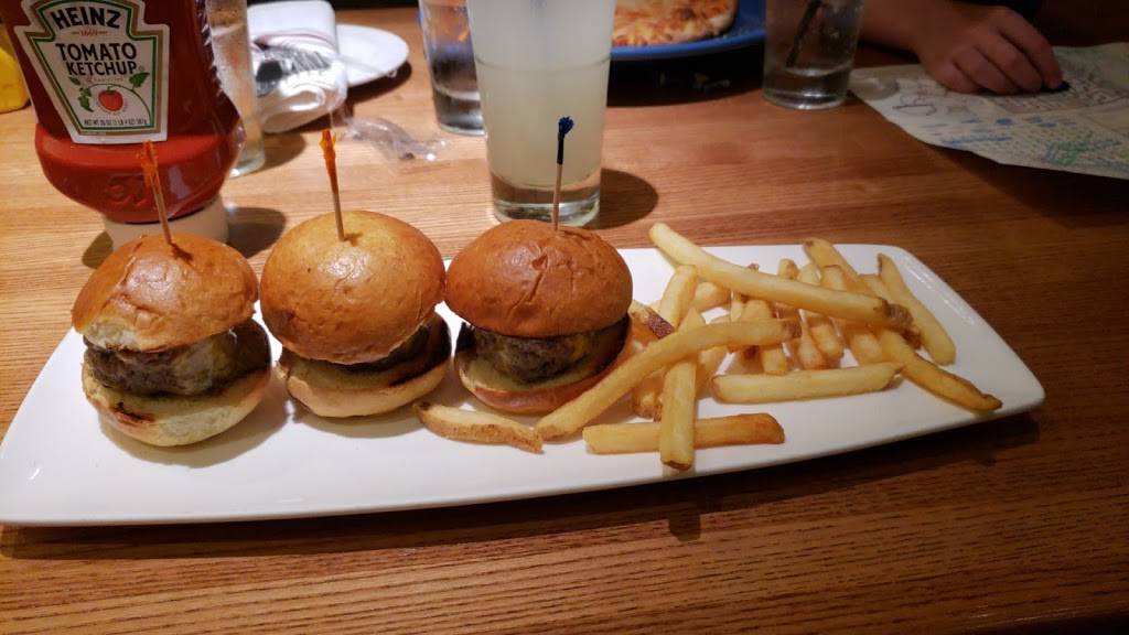 The Happ Inn Bar & Grill | restaurant | 305 N Happ Rd, Northfield, IL 60093, USA | 8477849200 OR +1 847-784-9200