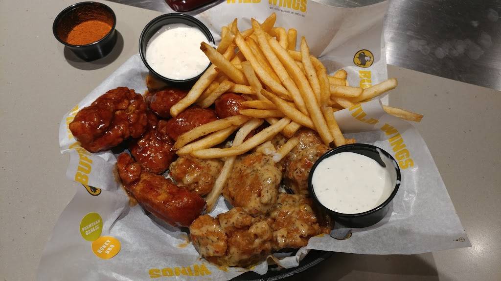Buffalo Wild Wings | restaurant | 1832 N Clybourn Ave, Chicago, IL 60614, USA | 7738689453 OR +1 773-868-9453