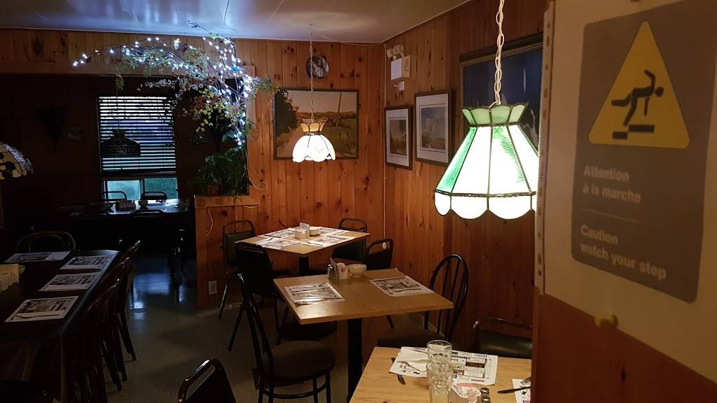 Pineview | restaurant | 322 Route 105, Low, QC J0X 2C0, Canada | 8194223517 OR +1 819-422-3517