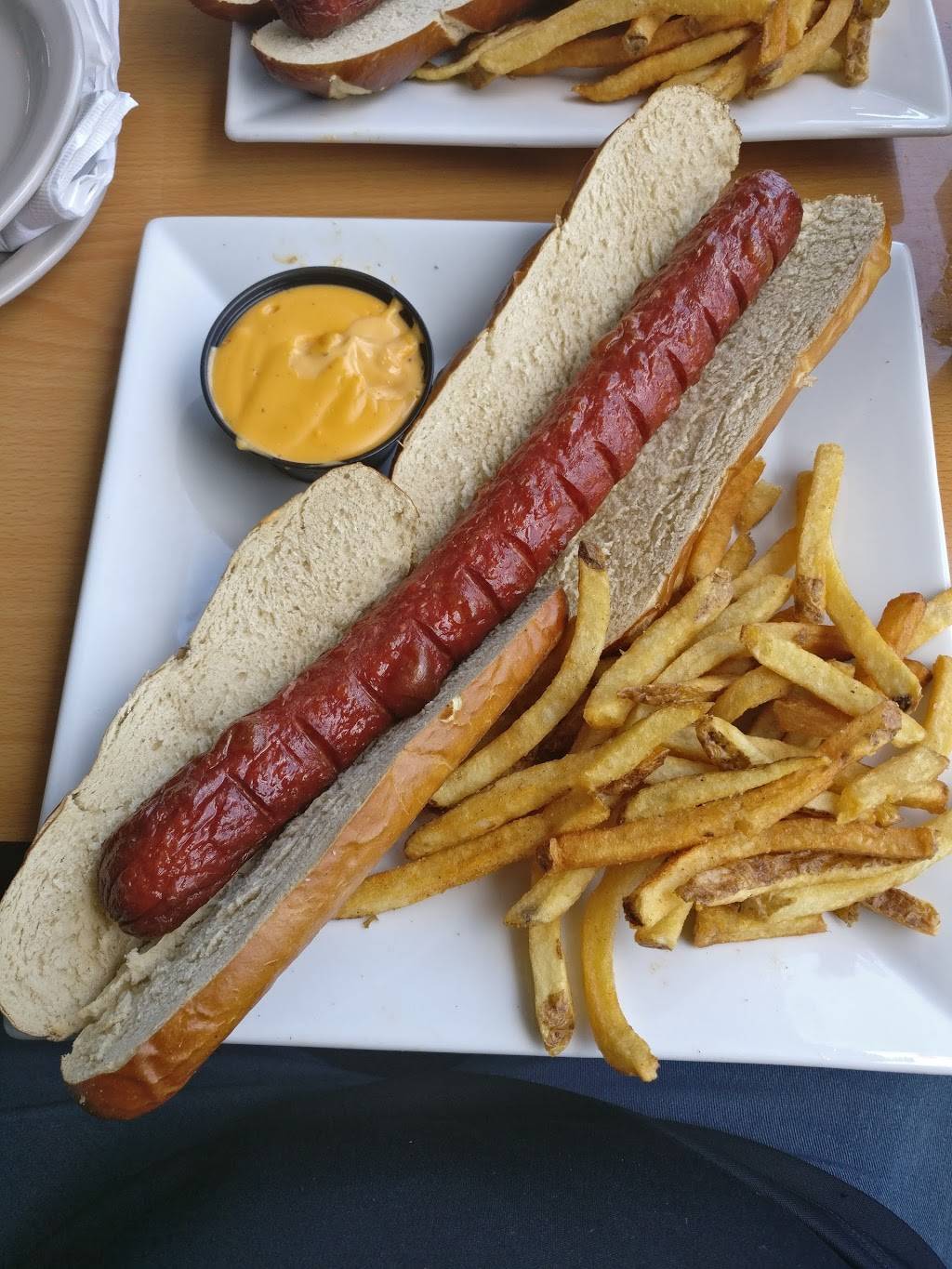 Halfway Down | restaurant | 153 Woodcleft Ave, Freeport, NY 11520, USA | 5166080700 OR +1 516-608-0700