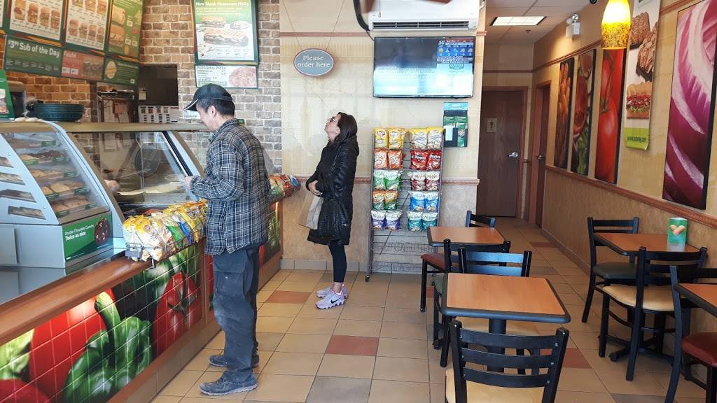 Subway | restaurant | 300 York Mills Rd Unit 2A, Toronto, ON M2L 2Y5, Canada | 6479874737 OR +1 647-987-4737