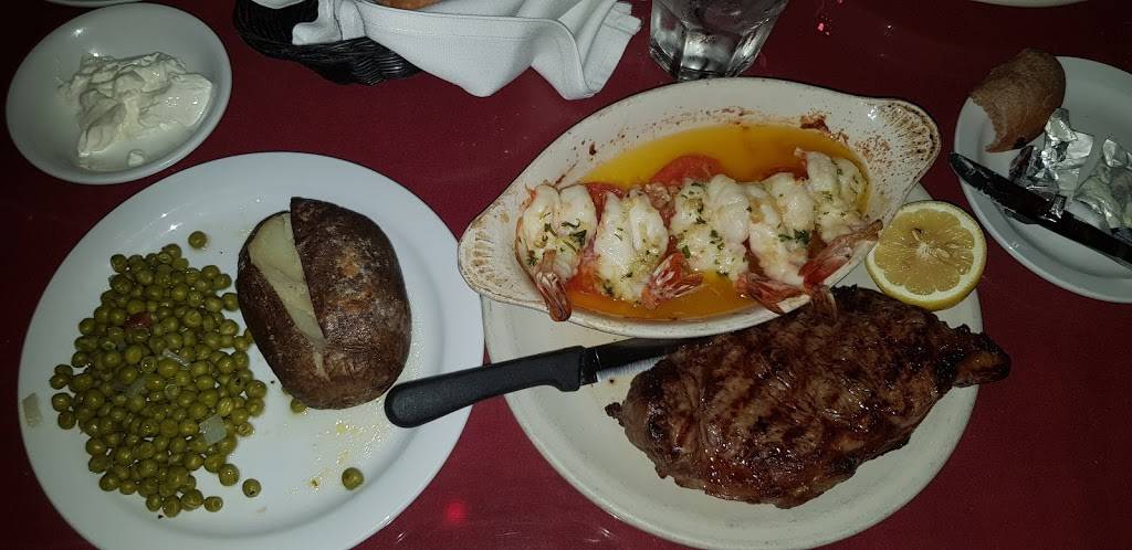 Rainbow Bar & Grill | restaurant | 9015 Sunset Blvd, West Hollywood, CA 90069, USA | 3102784232 OR +1 310-278-4232