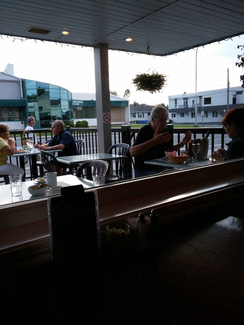 Restaurant le boulevard chez Karine | restaurant | 2295 Boulevard Dionne, Saint-Georges, QC G5Y 3X5, Canada | 4182288292 OR +1 418-228-8292