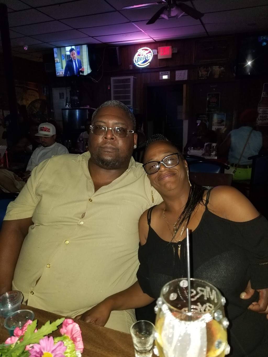 Bobs Bar & Grill | restaurant | 5709 Troost Ave, Kansas City, MO 64110, USA | 8165239111 OR +1 816-523-9111