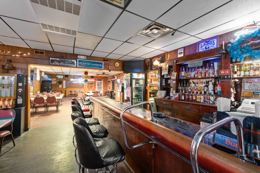 Vals Place - Two Doors Down | restaurant | 1 S Meridian St, Redkey, IN 47373, USA | 7653693912 OR +1 765-369-3912