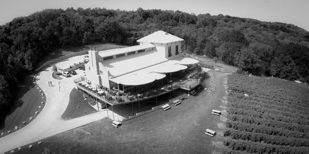 Chandler Hill Vineyards | restaurant | 596 Defiance Rd, Defiance, MO 63341, USA | 6367982675 OR +1 636-798-2675