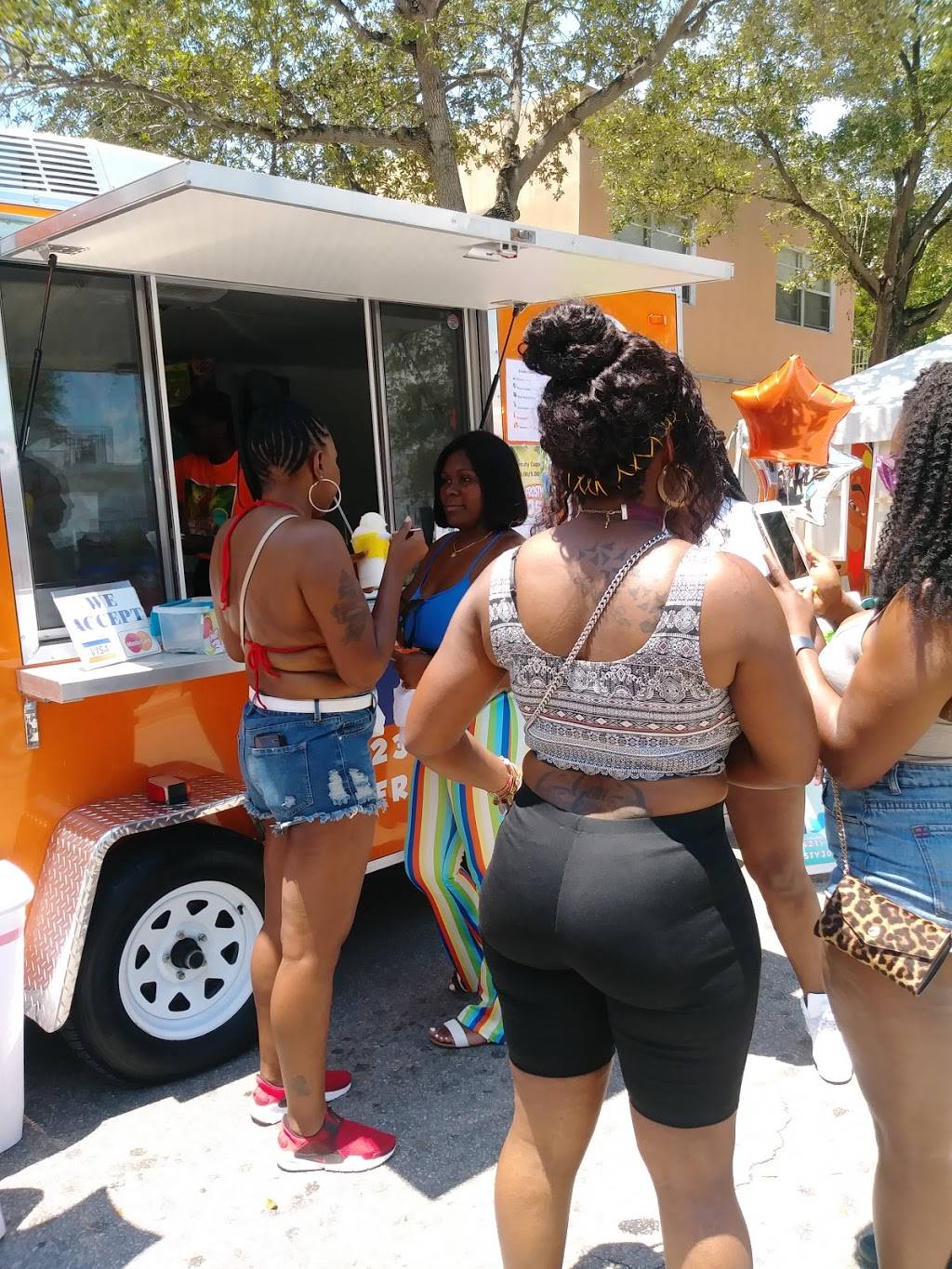 Mr.Frosty 305 | restaurant | 2550 NW 204th St, Miami Gardens, FL 33056, USA | 7862314215 OR +1 786-231-4215