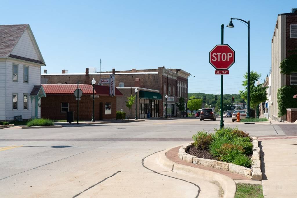 Joes Pizzeria | restaurant | 119 S Peoria Ave, Dixon, IL 61021, USA | 8152883371 OR +1 815-288-3371