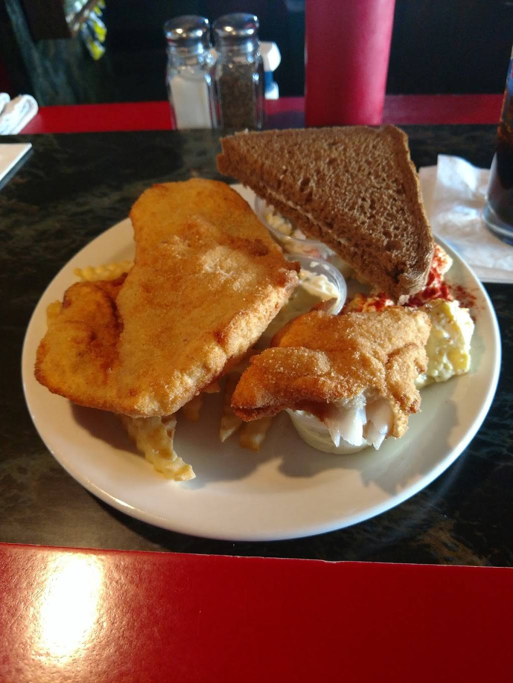 Camelot Bar and Grill | restaurant | 1700 E Wisconsin Ave, Appleton, WI 54911, USA | 9207317461 OR +1 920-731-7461