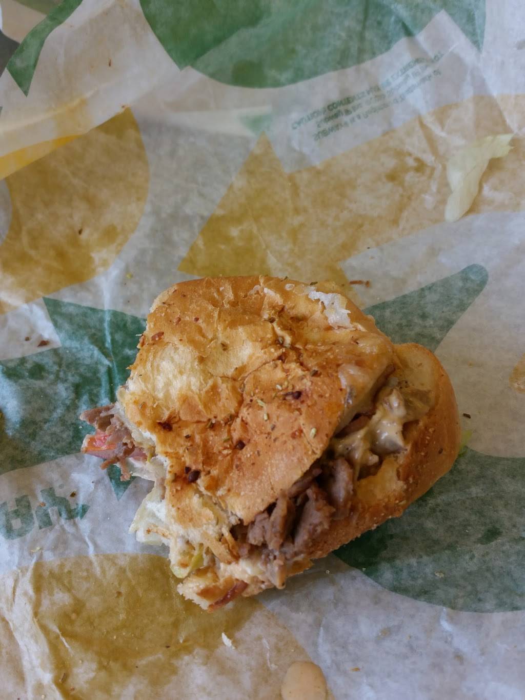 Subway | restaurant | 10 Burbeck Drive, Dwight, IL 60420, USA | 8155843800 OR +1 815-584-3800