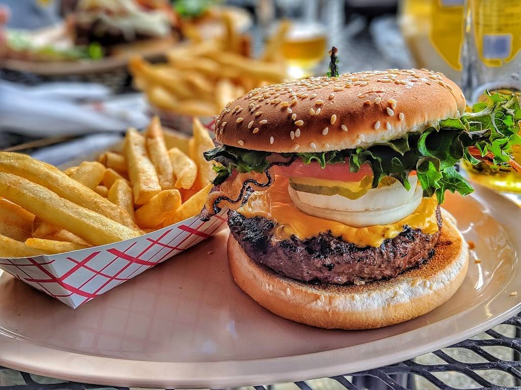 The Harbor Bar & Grill | restaurant | 3024 17th St, Metairie, LA 70002, USA | 5048324117 OR +1 504-832-4117