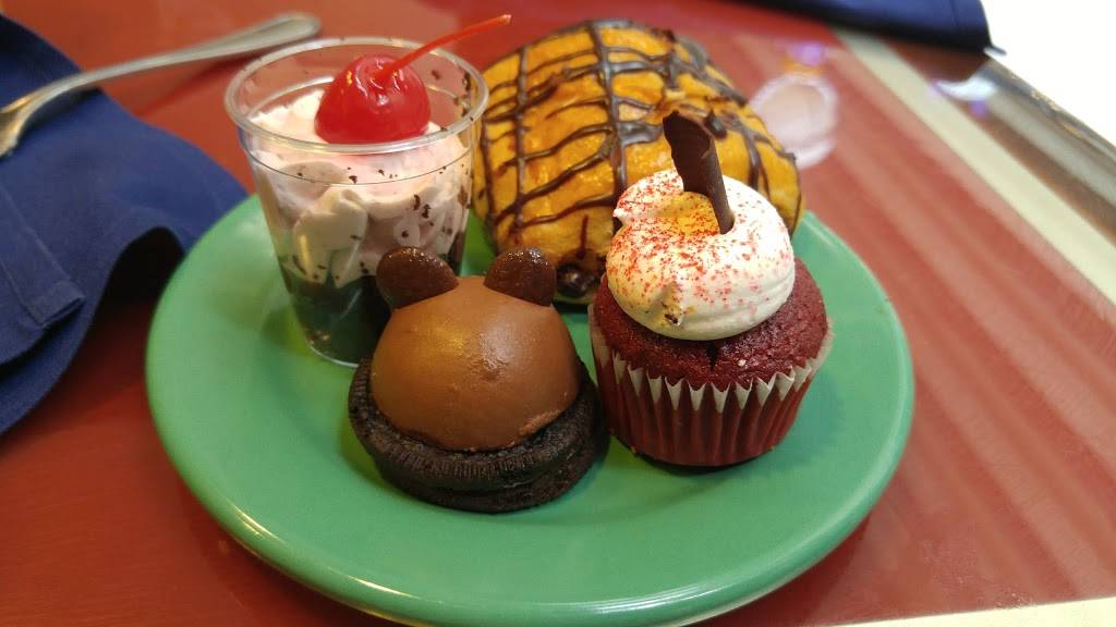 Chef Mickeys | restaurant | 4600 World Dr, Orlando, FL 32830, USA | 4079393463 OR +1 407-939-3463