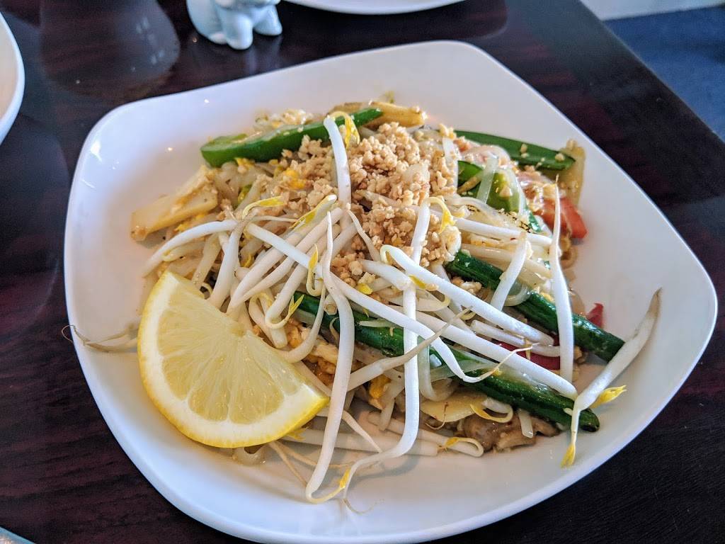 Lucky Thai | restaurant | 593 Main St, Gorham, ME 04038, USA | 2078396999 OR +1 207-839-6999