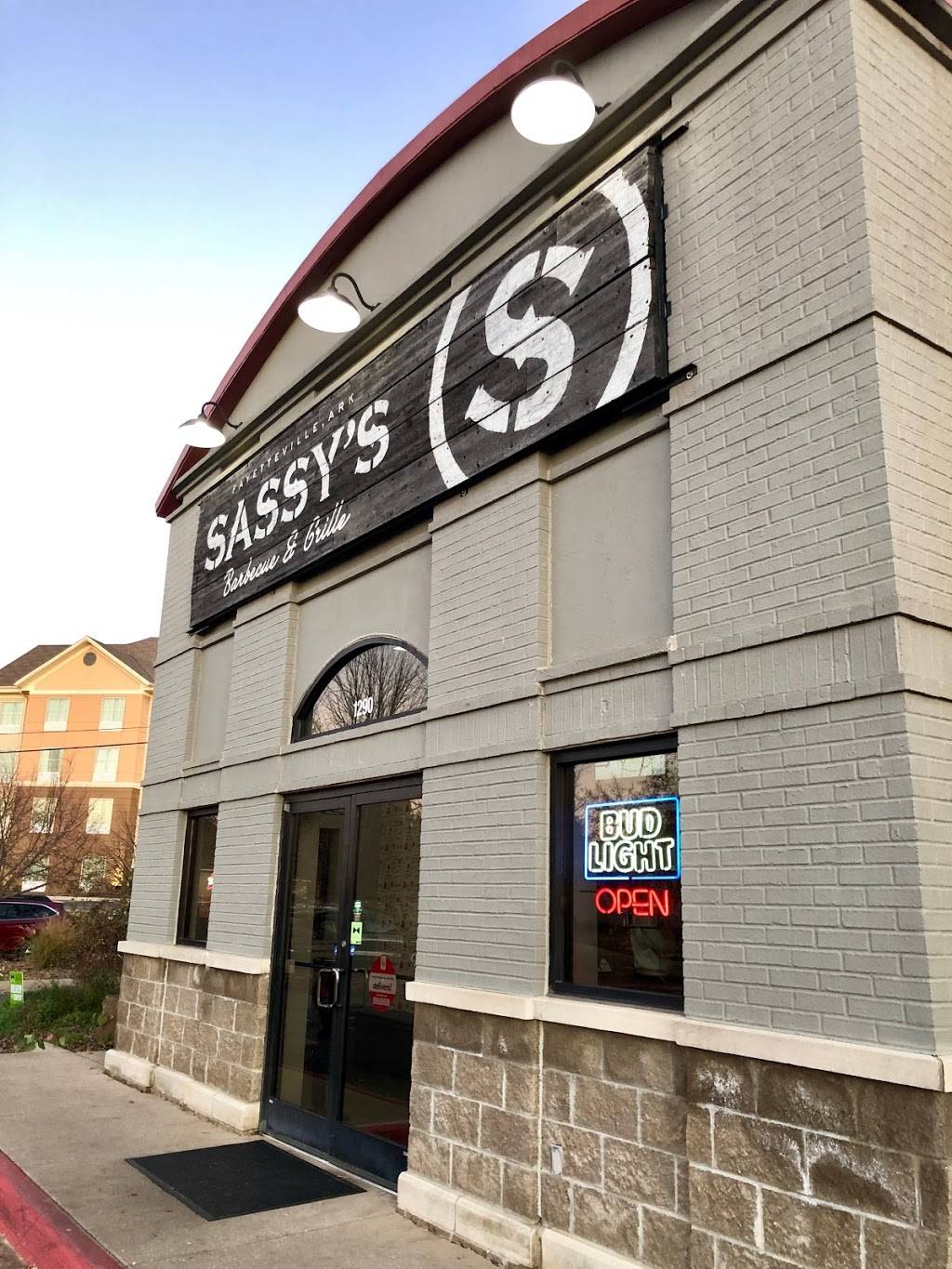 Sassys Barbecue and Grille | restaurant | 1290 Steamboat Dr, Fayetteville, AR 72704, USA | 4794356996 OR +1 479-435-6996