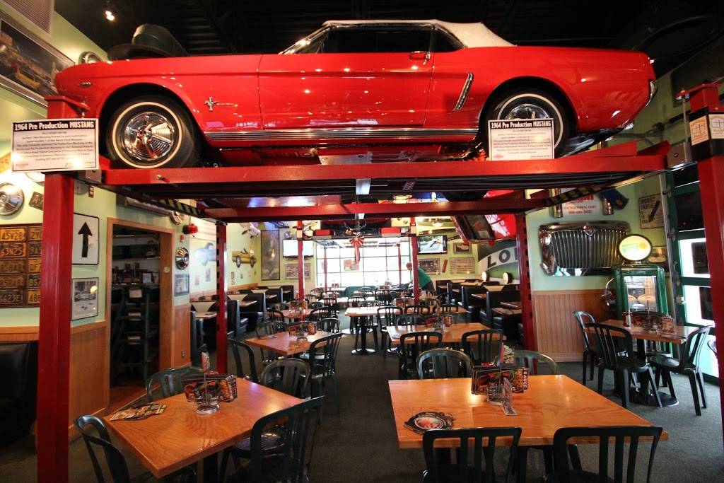 Quaker Steak & Lube | restaurant | 5800 Patriot Blvd, Austintown, OH 44515, USA | 3303499464 OR +1 330-349-9464