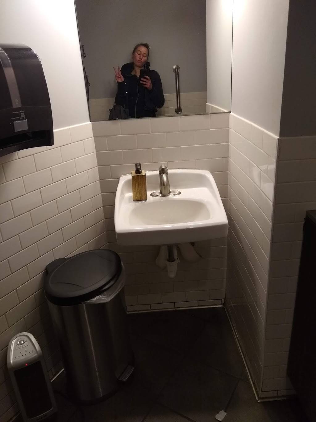 Elis East | restaurant | 815 E Hennepin Ave, Minneapolis, MN 55413, USA | 6123310031 OR +1 612-331-0031