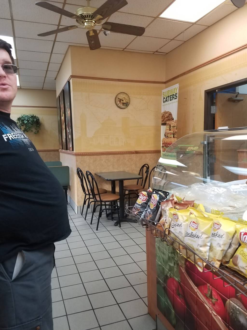 Subway | restaurant | 807 W Main St, Carmi, IL 62821, USA | 6183844125 OR +1 618-384-4125