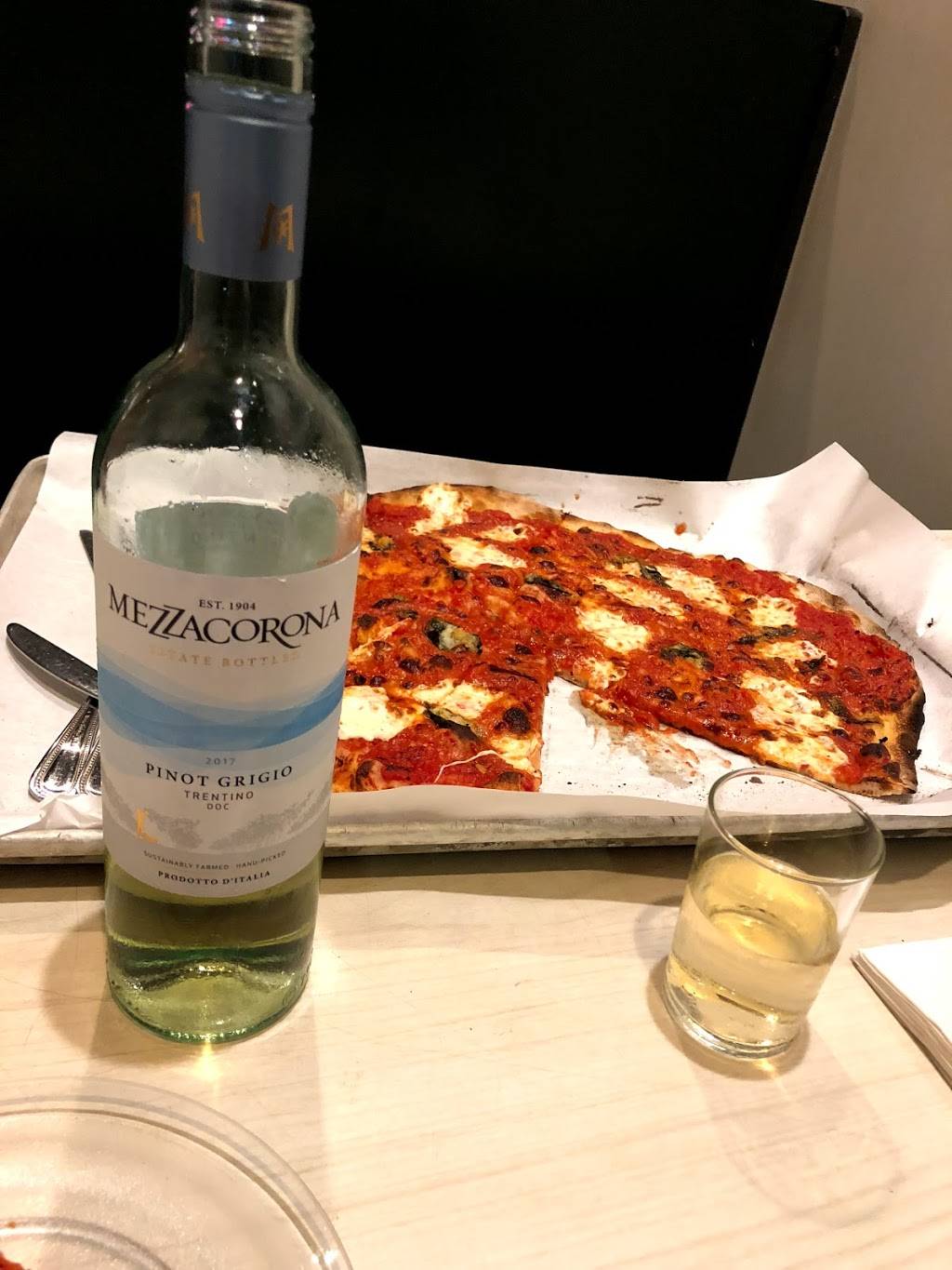 Frank Pepe Pizzeria Napoletana | restaurant | 157 Wooster St, New Haven, CT 06511, USA | 2038655762 OR +1 203-865-5762