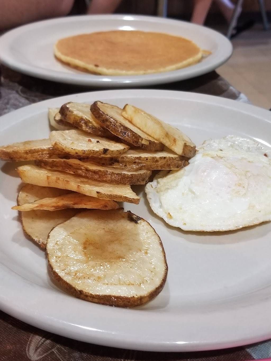 Big V Restaurant | restaurant | 32 Hall St, LaBelle, FL 33935, USA | 8636752917 OR +1 863-675-2917