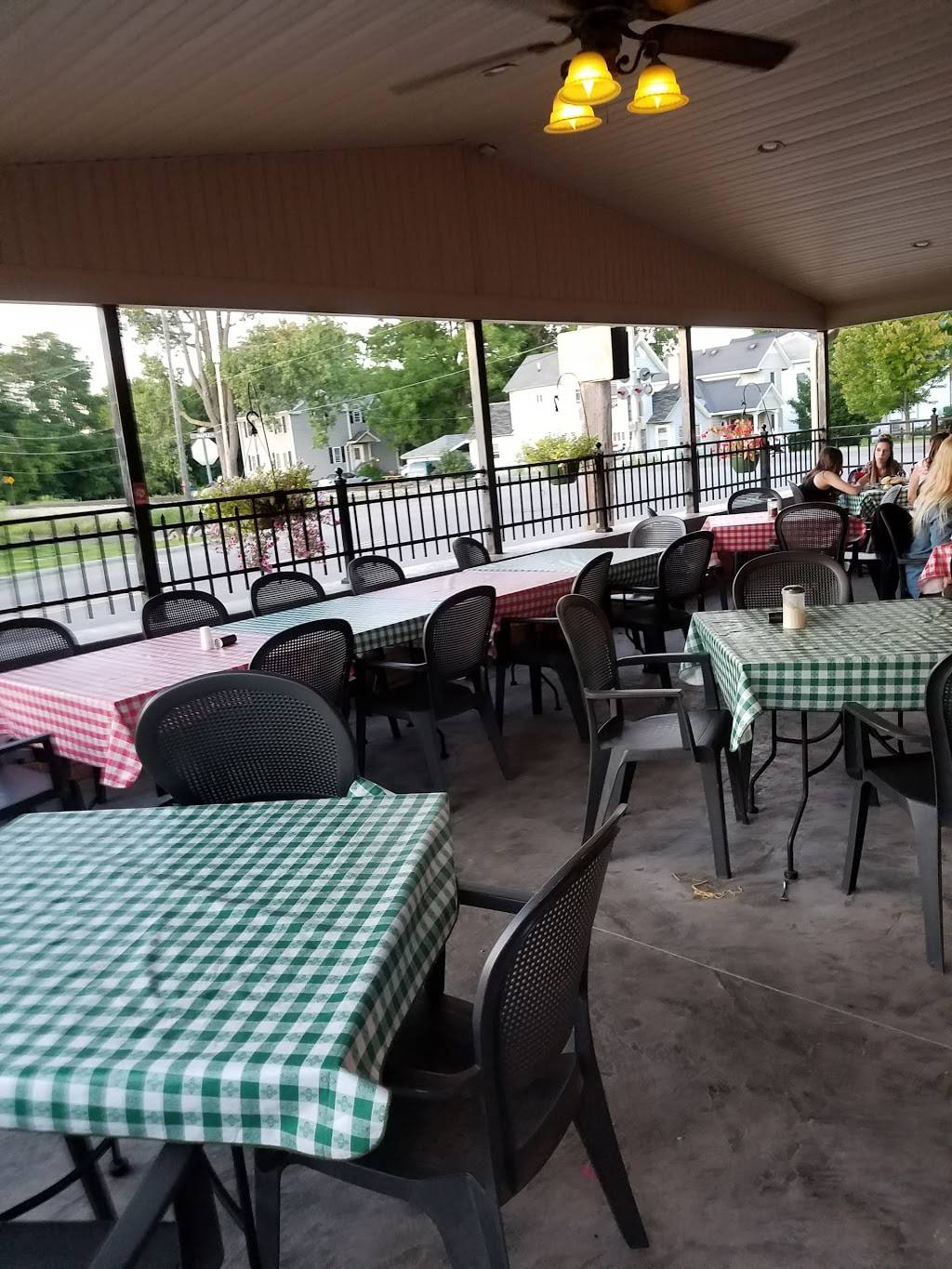 Red Devil Restaurant | restaurant | 104 S Broad St, Holly, MI 48442, USA | 2486344422 OR +1 248-634-4422