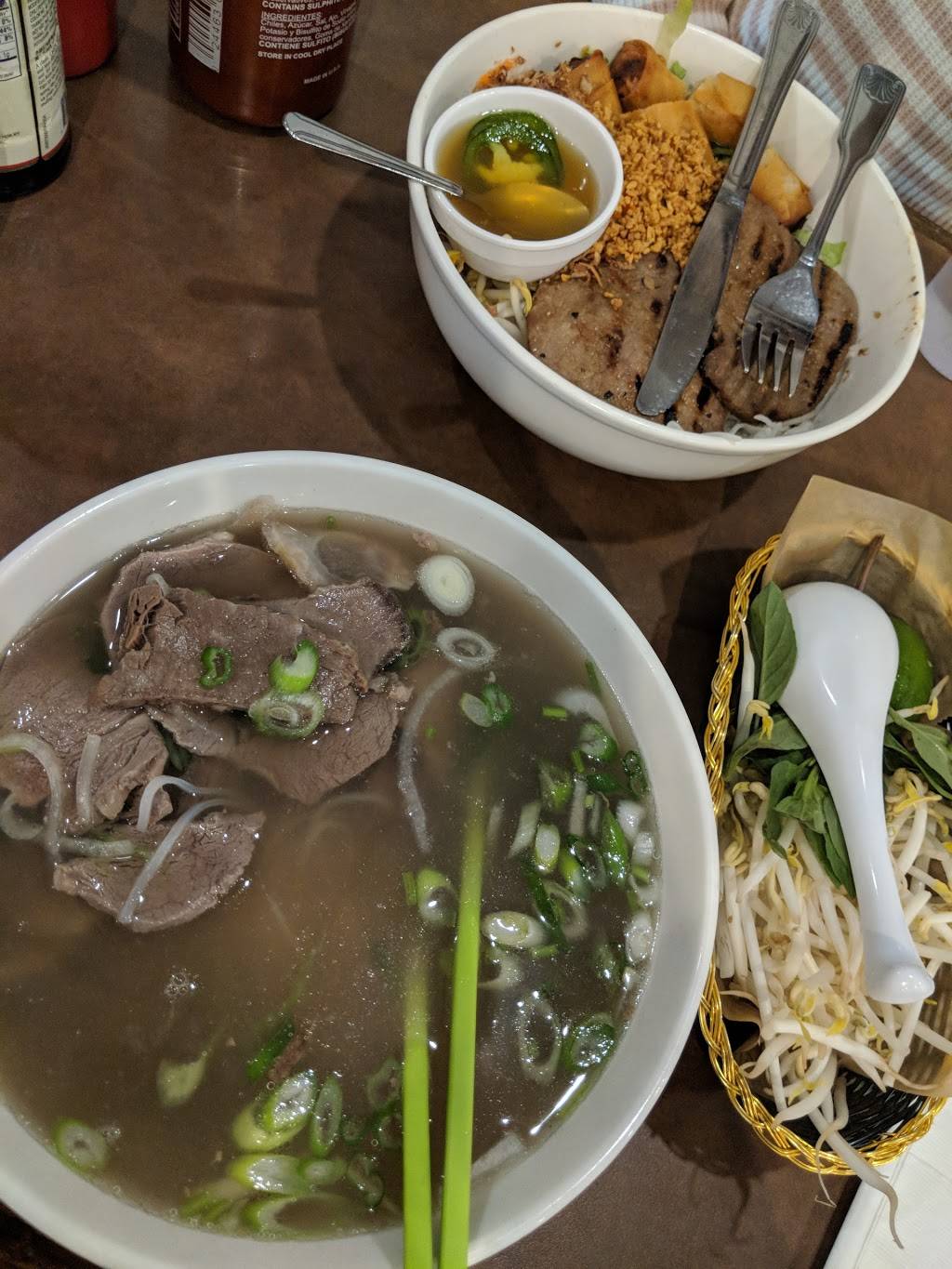 Bambou Le Pho | restaurant | 8351 CA-2, West Hollywood, CA 90069, USA | 3238488881 OR +1 323-848-8881