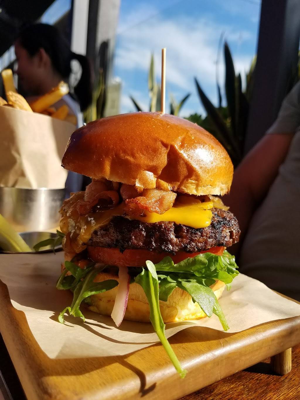 Larrys | restaurant | 24 Windward Ave, Venice, CA 90291, USA | 3103992700 OR +1 310-399-2700