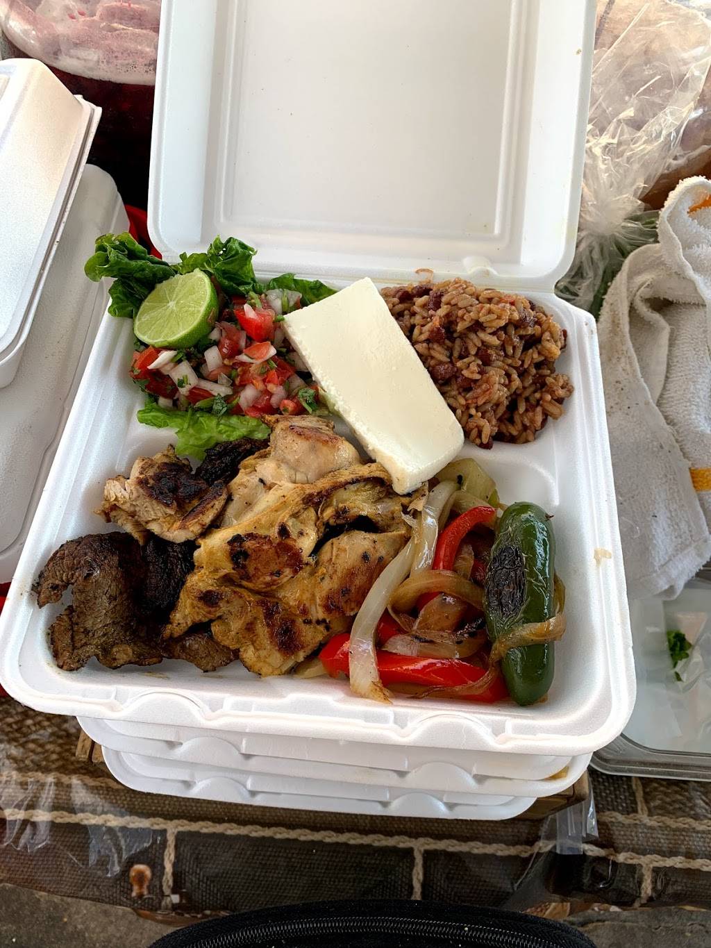 Rhina’s pupusas | restaurant | 1842 Arlington Ave, Los Angeles, CA 90019, USA | 3235347710 OR +1 323-534-7710