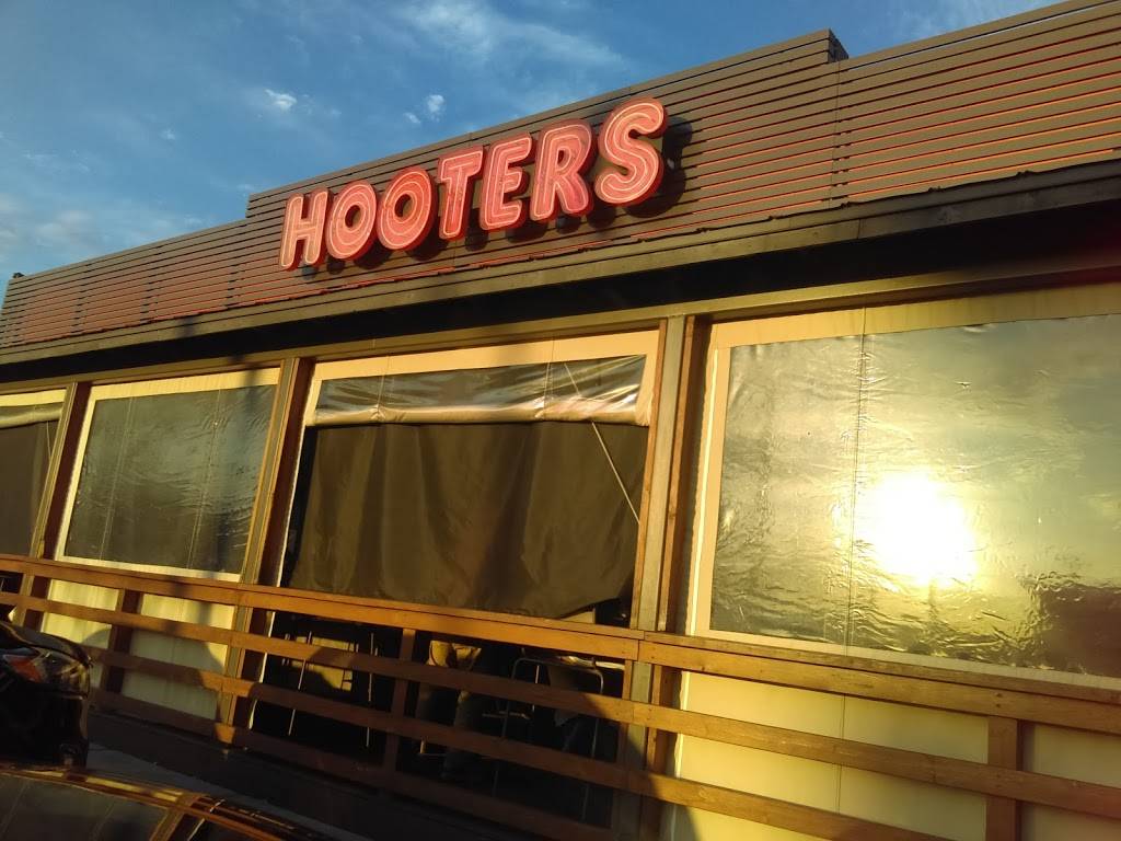 Hooters | meal takeaway | 5005 Central Avenue Pike, Knoxville, TN 37912, USA | 8656888066 OR +1 865-688-8066