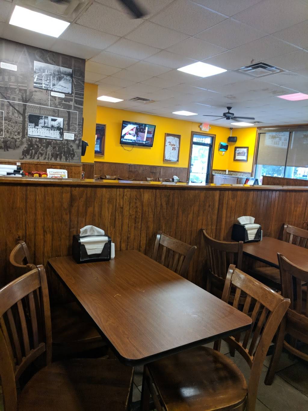 Louies chicken | restaurant | 1410 Gilmer Ave, Tallassee, AL 36078, USA | 3342520400 OR +1 334-252-0400