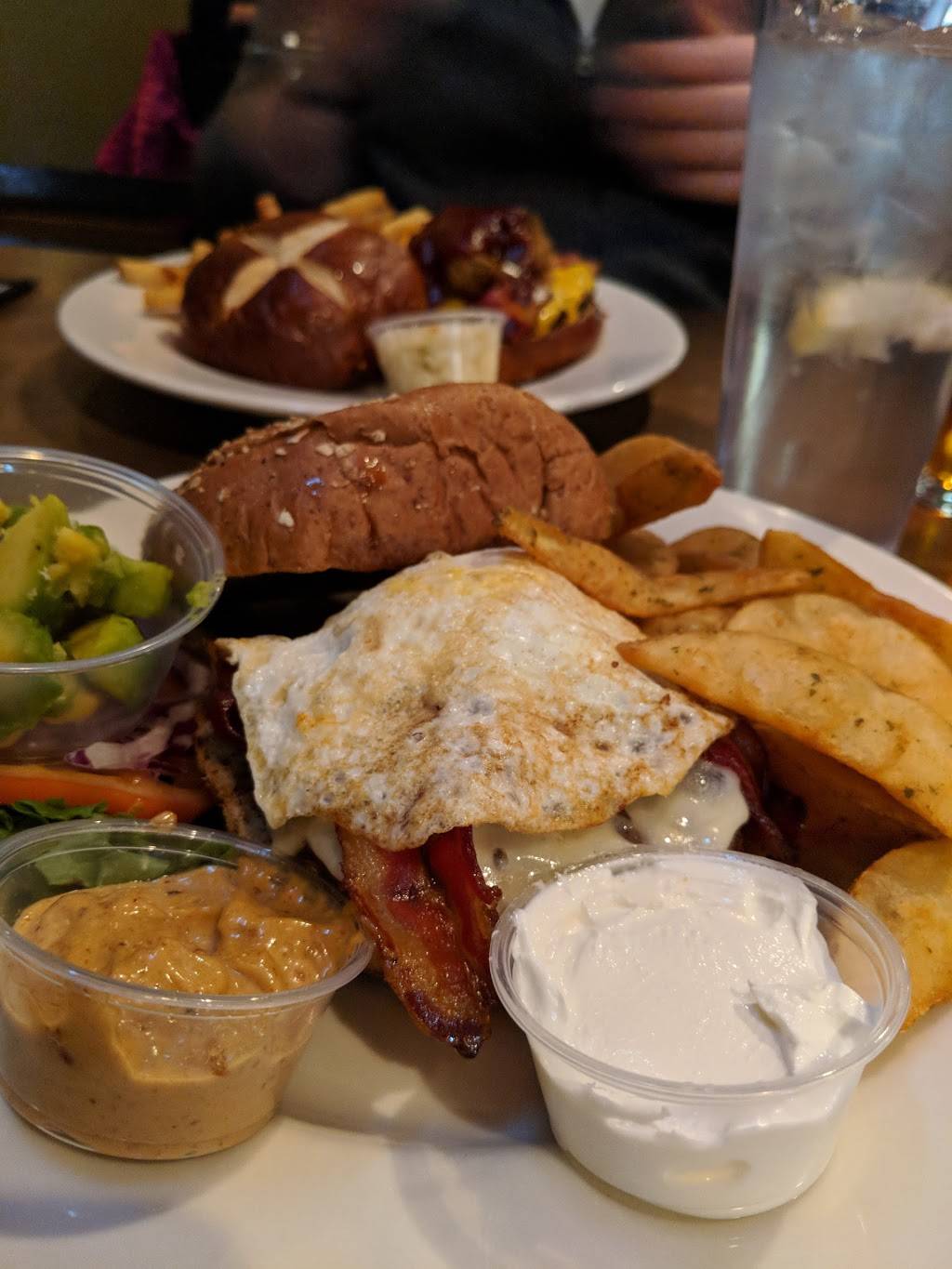 Graystone Ale House | restaurant | 4020, 4020, 3711 Monroe Rd, De Pere, WI 54115, USA | 9203472727 OR +1 920-347-2727