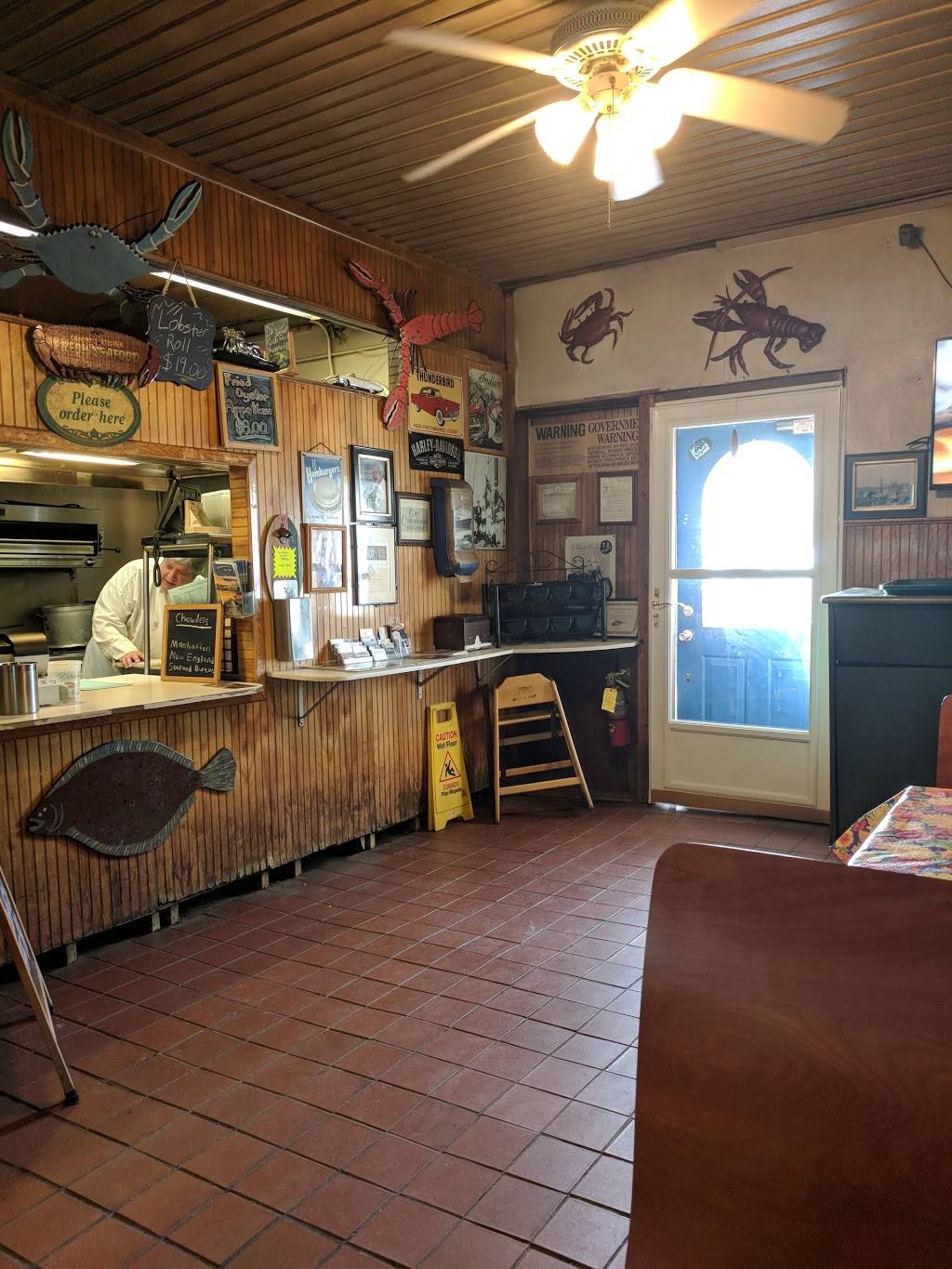 White Cap Fish Market | restaurant | 120 Main St, Islip, NY 11751, USA | 6315810125 OR +1 631-581-0125