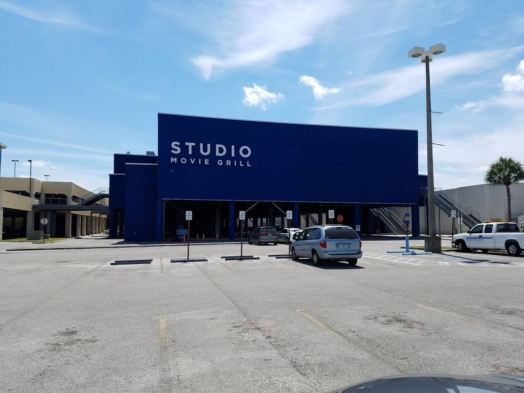 Studio Movie Grill Tampa | restaurant | University Mall, 12332 University Mall Ct, Tampa, FL 33612, USA | 8132413800 OR +1 813-241-3800
