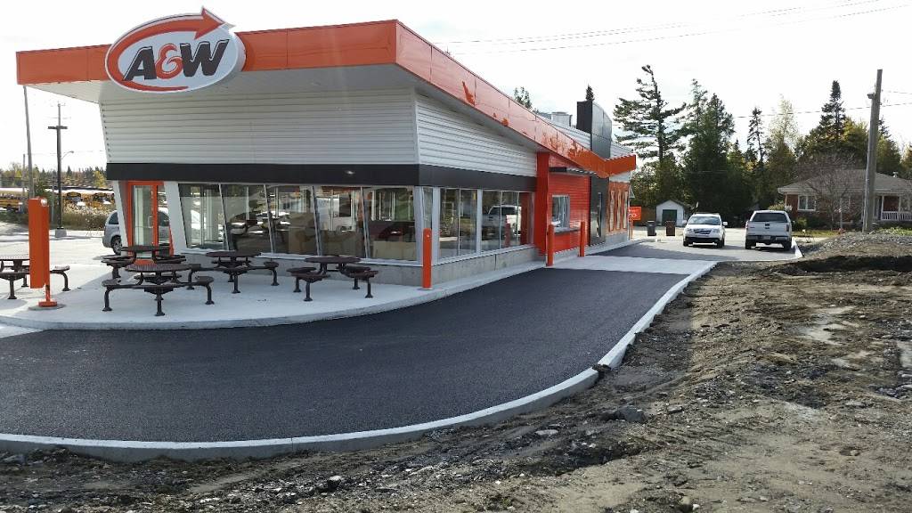 A&W | restaurant | 24 Rue Saint-Jacques, Sherbrooke, QC J1R 0T2, Canada | 8199331200 OR +1 819-933-1200