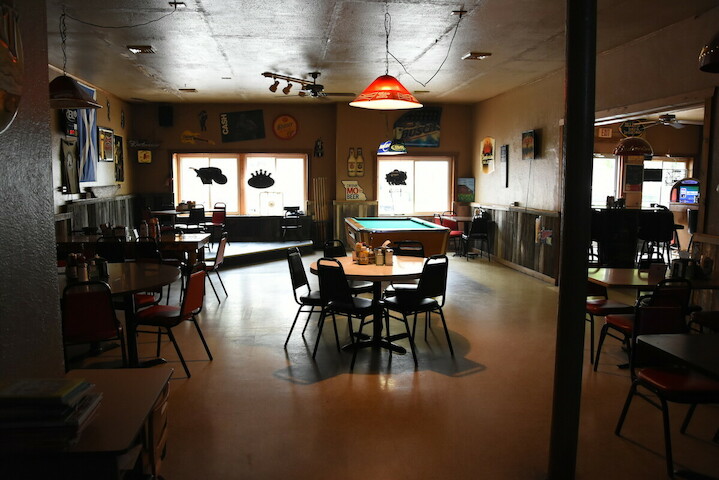 Loose Brick Bar | restaurant | 111 W Chestnut St, Shelbina, MO 63468, USA | 5735880182 OR +1 573-588-0182