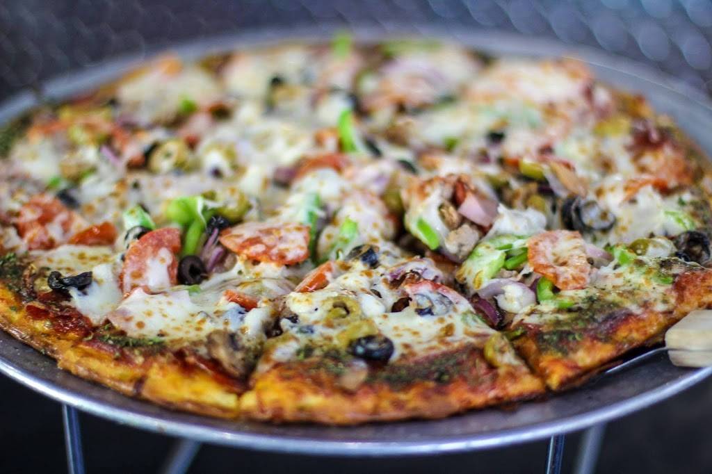 Center Court Pizza & Brew | restaurant | 810 Dixie Dr M, Clute, TX 77531, USA | 9792652700 OR +1 979-265-2700