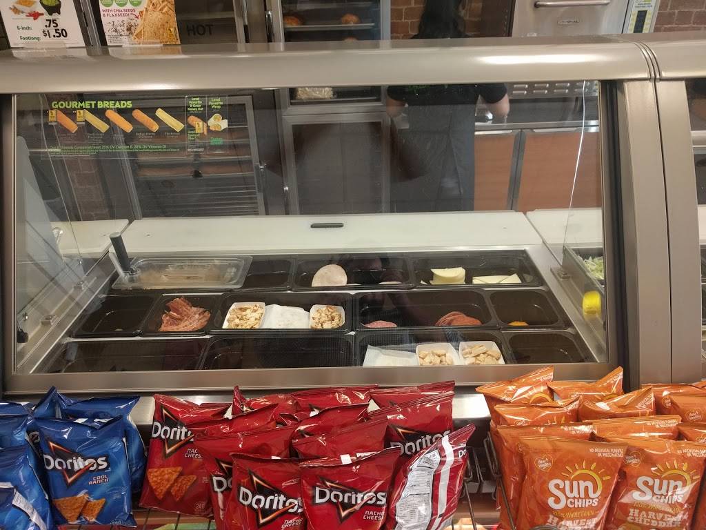 Subway | restaurant | 18 Central St, Foxborough, MA 02035, USA | 5085431315 OR +1 508-543-1315