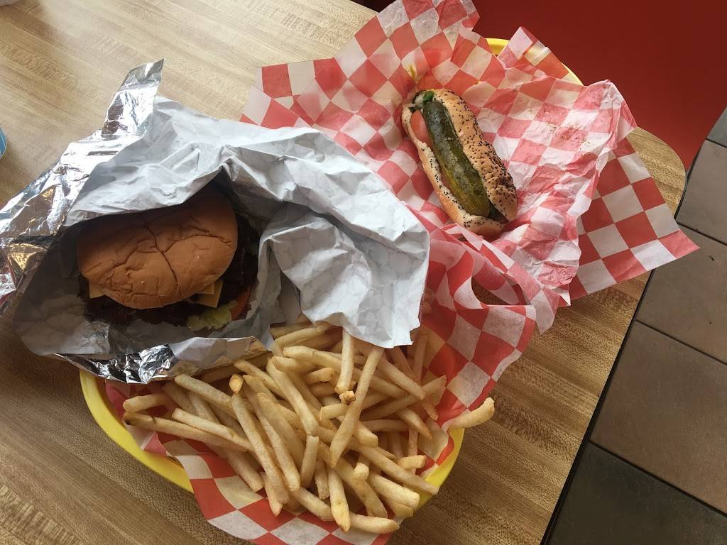 Interstate Dogs | restaurant | 12120 75th St, Kenosha, WI 53142, USA | 2628577175 OR +1 262-857-7175