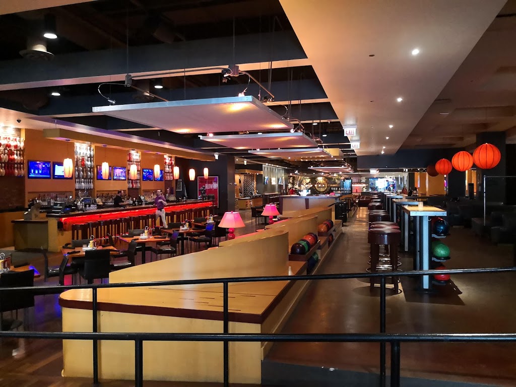 Lucky Strike Downtown Chicago | night club | 322 E Illinois St, Chicago, IL 60611, USA | 3122458331 OR +1 312-245-8331