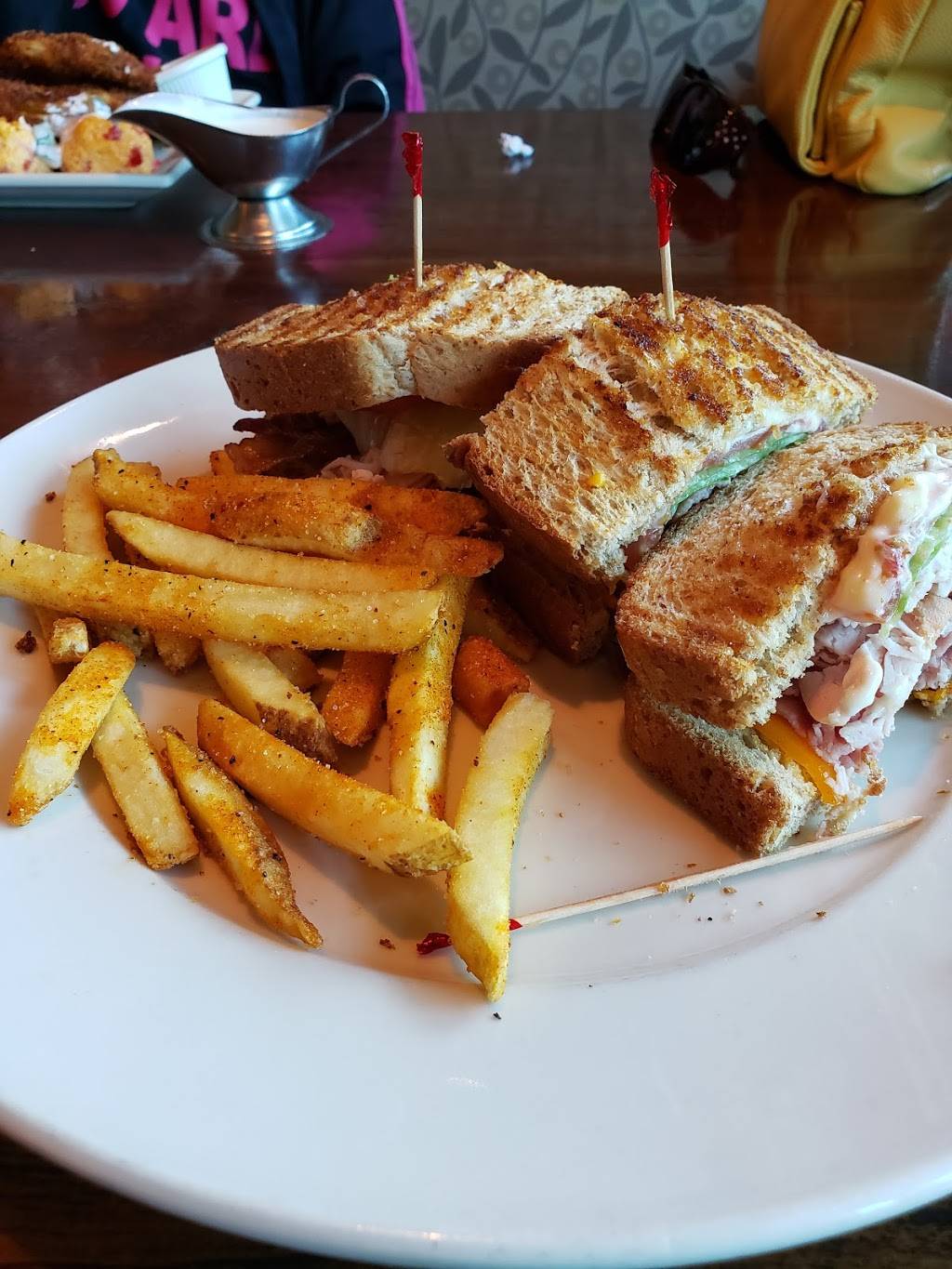 Henrys | restaurant | 2508 Independence Blvd, Wilmington, NC 28412, USA | 9107932929 OR +1 910-793-2929