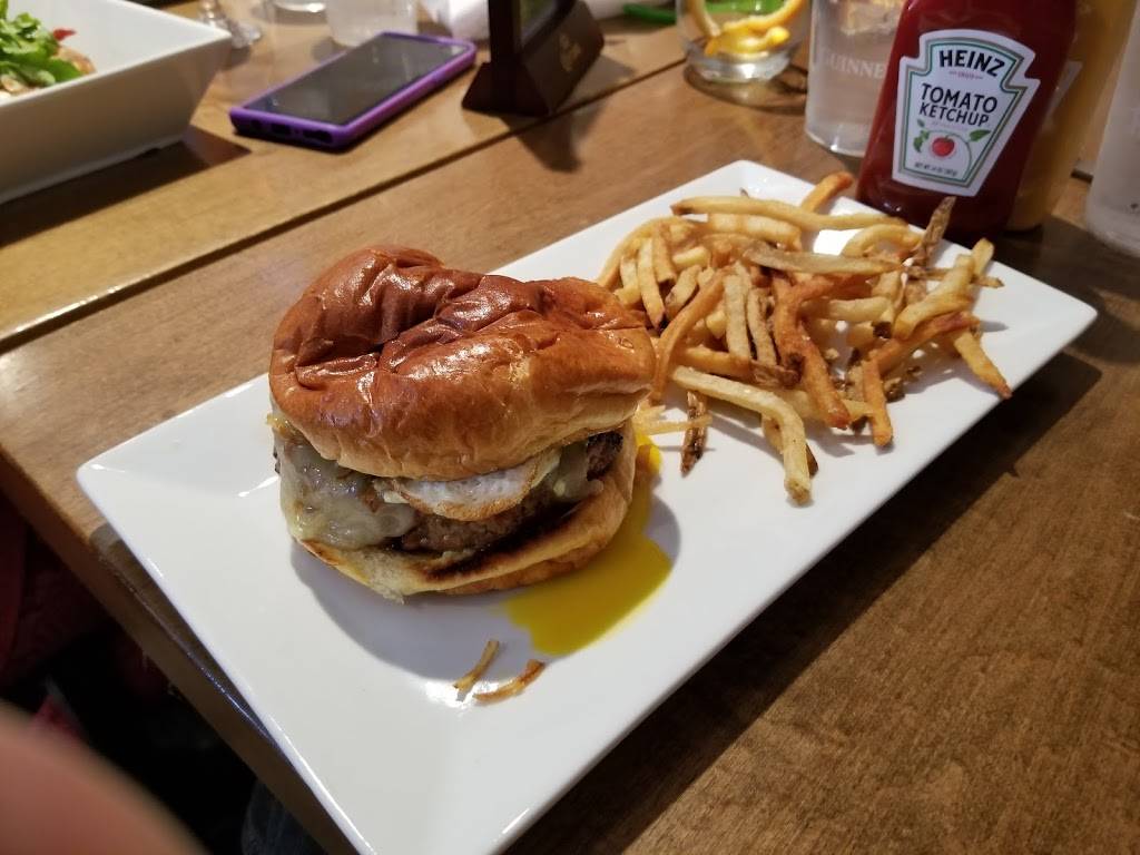 Commonwealth Tavern | restaurant | 2000 W Roscoe St, Chicago, IL 60618, USA | 7736977965 OR +1 773-697-7965