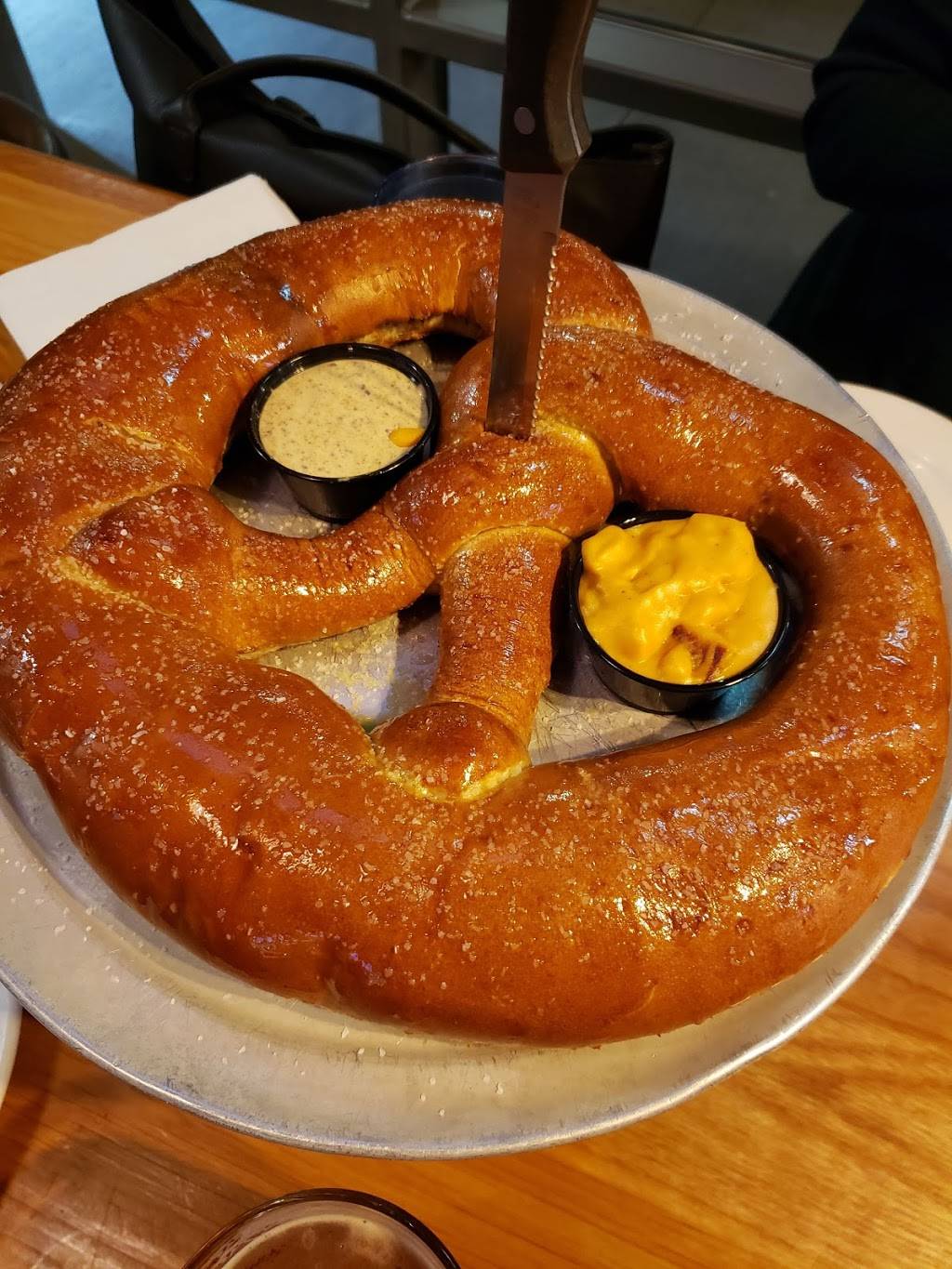 Beer Head | restaurant | 1450-1598 Columbus Rd, Cleveland, OH 44113, USA | 3302218358 OR +1 330-221-8358