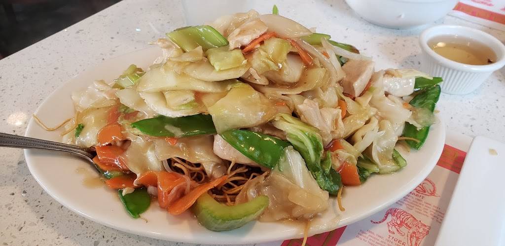 Que Viet Village House | restaurant | 6100 Brooklyn Blvd, Brooklyn Center, MN 55429, USA | 7635600215 OR +1 763-560-0215